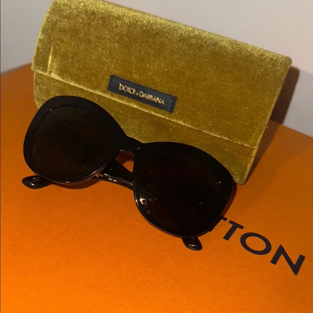 Dolce & Gabbana Black Sunglasses perfect condition!! - Picture 1 of 4